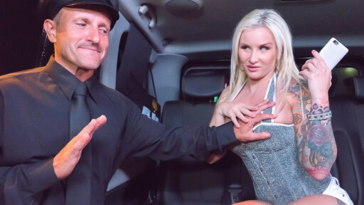 Heißer Dreier Im Auto Mit Zwei Blondinen