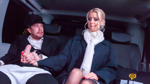 Cewek Swedia Bercinta Di Kursi Belakang Saat Natal