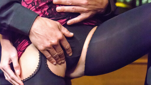 Еще одну рыжую трахнули на заднем сиденье