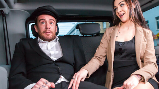 Lullu Gun Borrade I Baksätet På Bilen