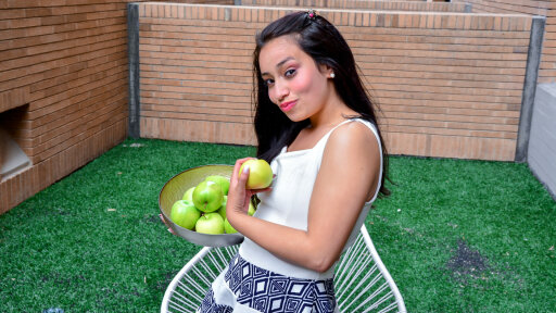 Brunette Meid Geniet Van Sperma Op Haar Gezicht