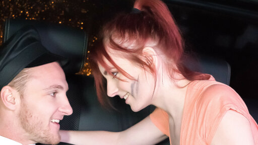 चेक Vanessa Shelby सह कवर हो जाता है