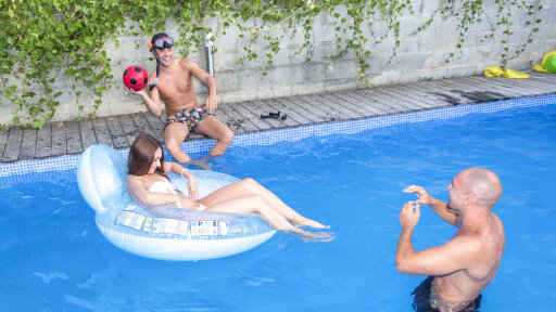 Russischer Teenie Bekommt Creampie Am Pool