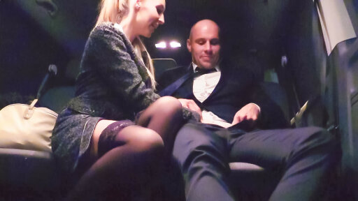 Ξανθιά βόλτες πουλί σε ένα αυτοκίνητο