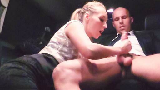 Ξανθιά βόλτες πουλί σε ένα αυτοκίνητο