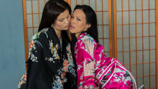 Лесбийский экшн с азиатскими крошками-брюнетками