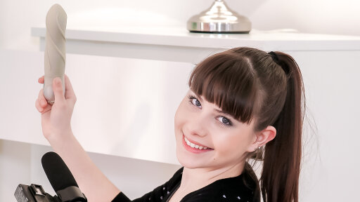 Luna Rival Se Fait éjaculer Sur La Chatte