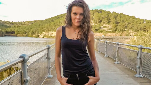 Tomando Una Enorme Polla En Público