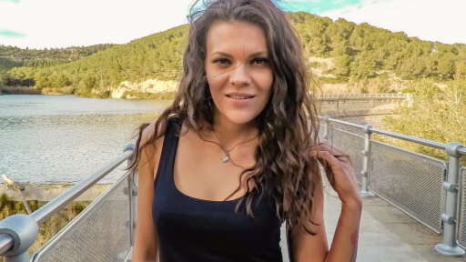 Λαμβάνοντας έναν τεράστιο κόκορα δημόσια